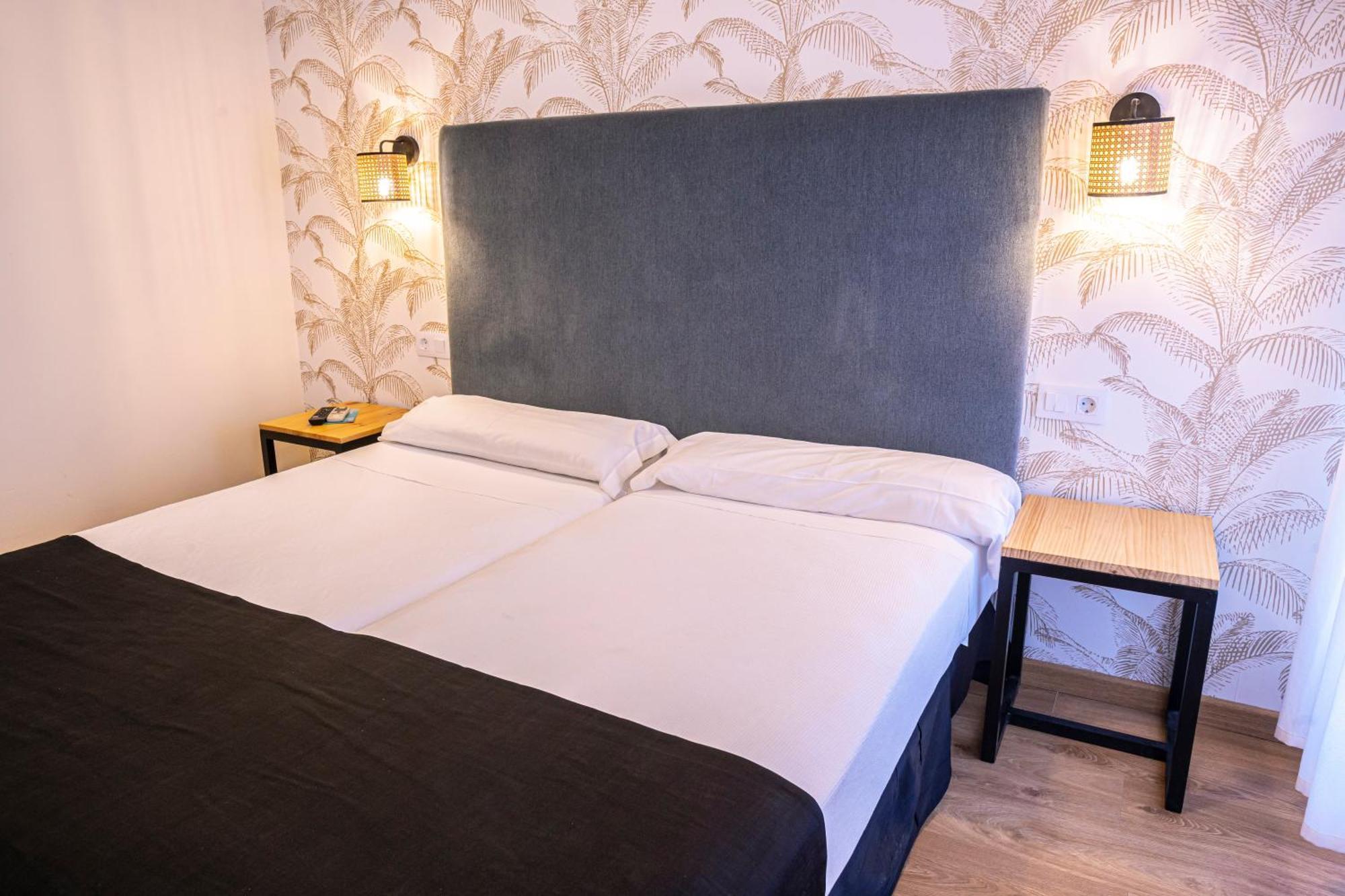 Complejo Roma Hotel Алдеануева дел Камино Екстериор снимка